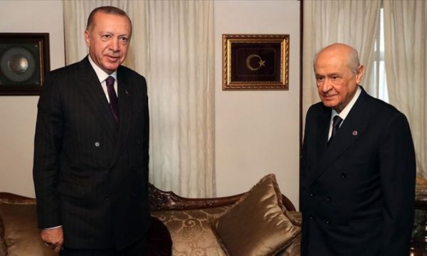 Çarpıcı yazı: Bahçeli'nin amacı AK Parti'yi kapattırmak mı?