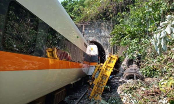 Tayvan'da tren raydan çıktı: 36 ölü, 60 yaralı