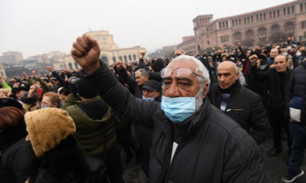 Ermenistan'da Protesto olayları: Bakanlık çalışanları helikopterle tahliye edildi