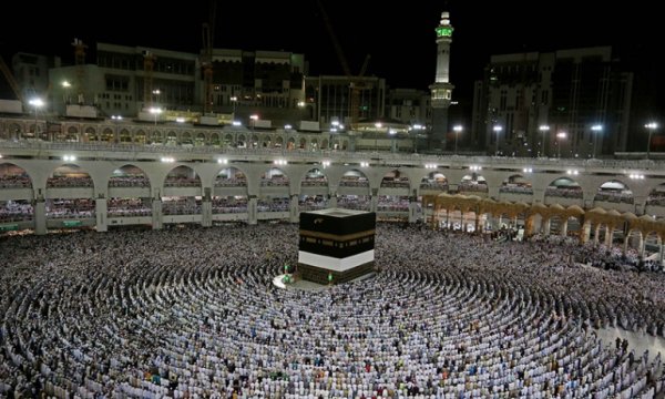 Suudi Arabistan, Kabe'de namaz için aşı olma veya Kovid-19'u geçirip iyileşme şartı getirdi