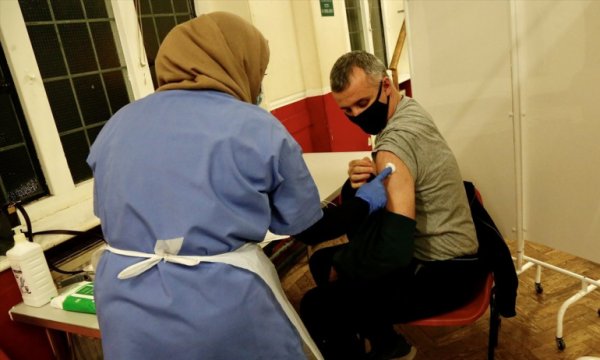 İngiltere'de aşının orucu bozacağını düşünenler için gece hizmet veren merkezler kuruldu