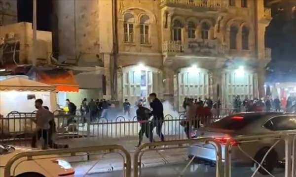 İşgalci İsrail polisi Filistinli gençlere ses bombası attı