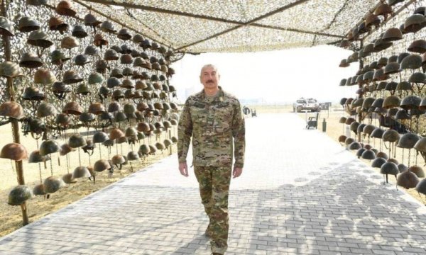 Ölü askerlerin miğferleriyle poz veren Aliyev'e tepki