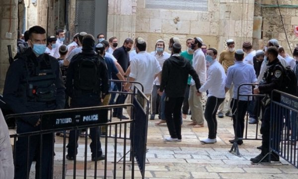 Fanatik Yahudilerden Mescid-i Aksa'ya polis himayesinde baskın