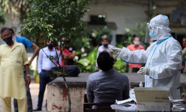 Hindistan'da dünyada kaydedilen en yüksek günlük Kovid-19 vakası tespit edildi