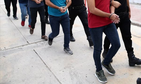 459'u görevde 532 askere gözaltı