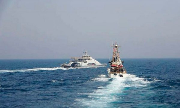 ABD ve İran Savaş Gemileri Fars Körfezi'nde Karşı Karşıya!