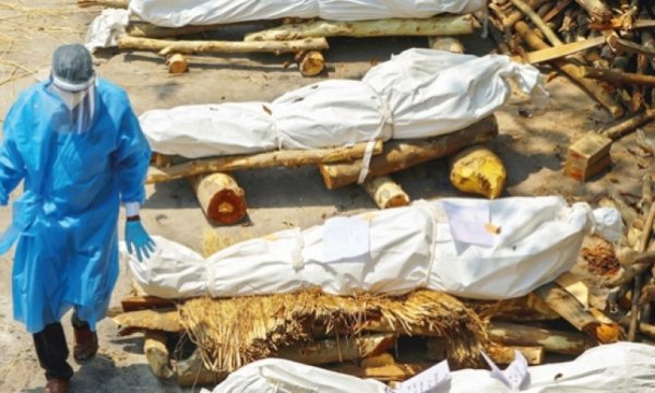 Hindistan’da cenazeler sokaklarda yakılıyor