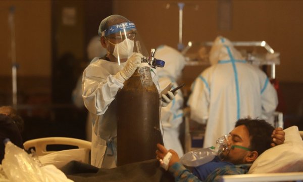Hindistan'da günlük Kovid-19 vakası ve ölü sayısı dünya genelinde en üst seviyede