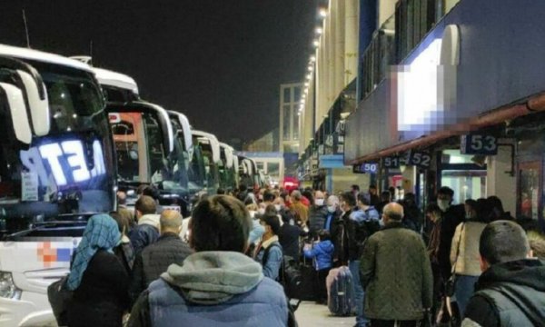 İstanbul'da otogarda tam kapanma yoğunluğu gece devam etti: 'Bayram günü gibi'