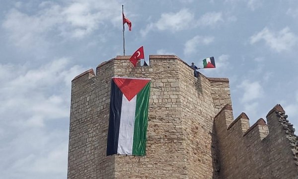 Dünya Kudüs Günü etkinlikleri kapsamında İstanbul surlarına Filistin bayrağı asıldı