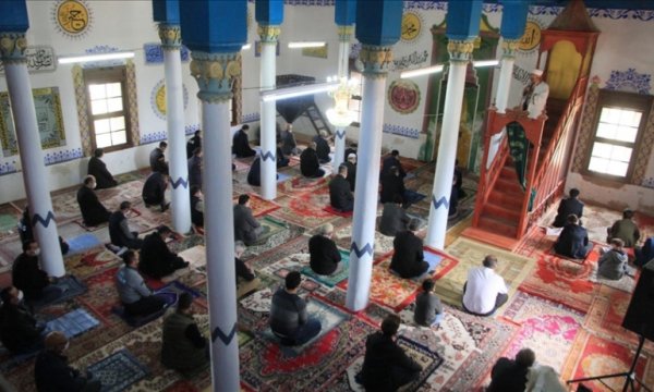 Kovid-19 tedbirleriyle kılınacak bayram namazının saatleri belli oldu