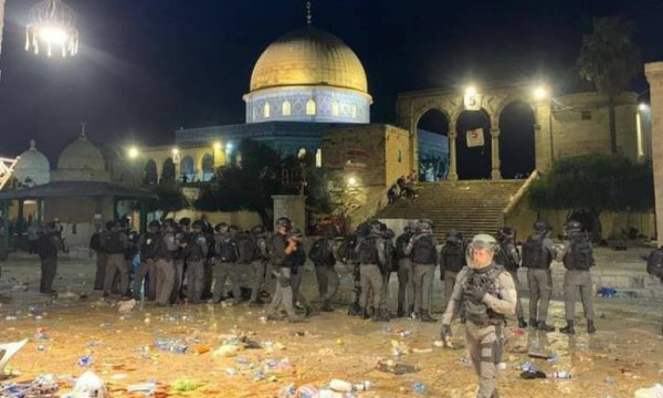 Siyonistler Mescid-i Aksa'da Namaz kılan cemaate saldırdı