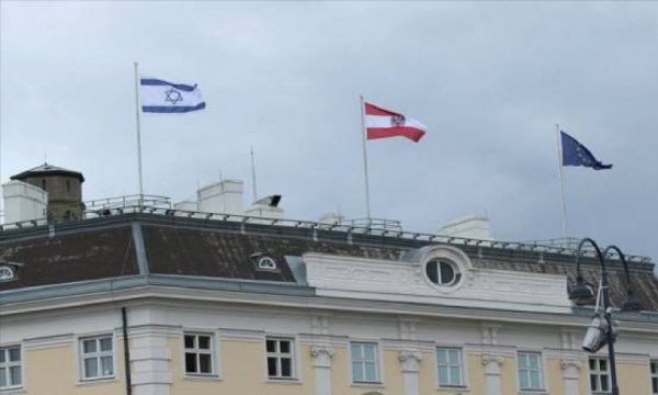 Filistin'e yönelik saldırıları desteklemek için İsrail bayrağı astılar