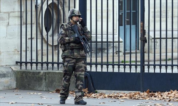 Fransa'da askerler, ikinci bir bildiriyle yine 'iç savaş' uyarısında bulundu