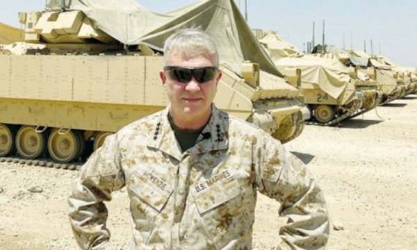 ABD'li generalden YPG'ye destek pozu: 'Arkamdaki Bradley'lere bakın'
