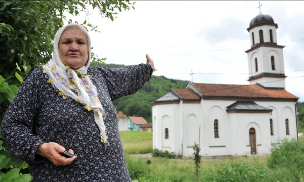 Boşnak nine Orloviç'in bahçesine izinsiz yapılan Ortodoks kilisenin yıkımına başlandı