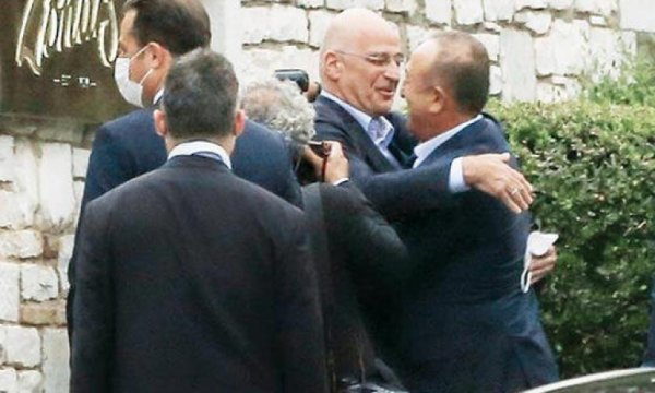 Yunan Bakan Dendias o kucaklaşmayı anlattı