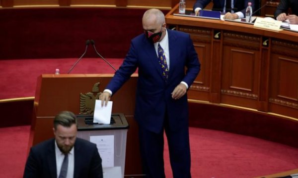Arnavutluk’ta meclis Cumhurbaşkanı Meta’yı azletti