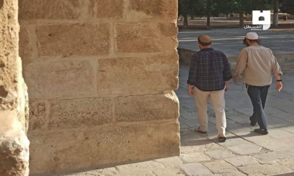 İşgalci yerleşimciler Mescid-i Aksa'ya baskın düzenledi