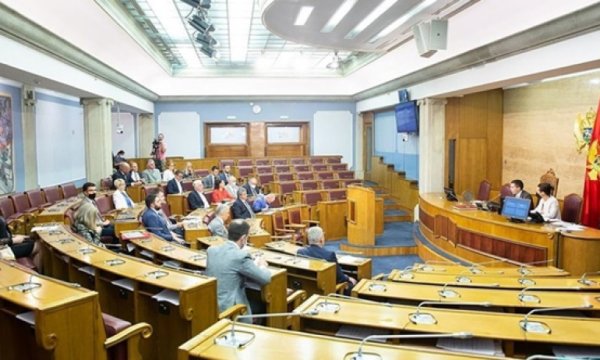 Srebrenitsa soykırımı mecliste kabul edildi, aykırı bakan görevden alındı