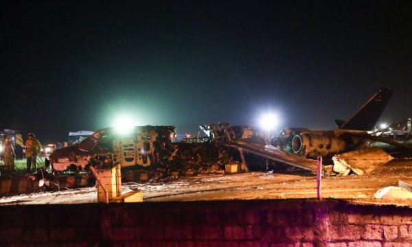 Filipinler'de askeri uçak düştü: İçinde 85 kişi vardı
