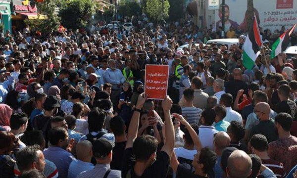 Filistin’de yüzlerce kişi, Abbas’ı protesto etti