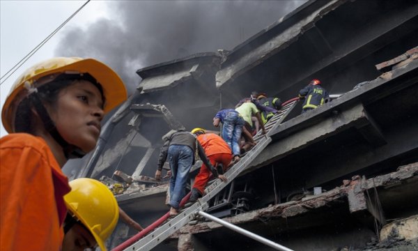 Bangladeş'te dün çıkan fabrika yangınında en az 49 kişi hayatını kaybetti