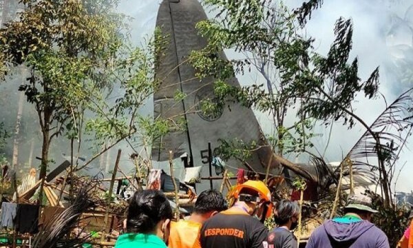 Filipinler'de düşen askeri uçakta en az 29 kişi öldü