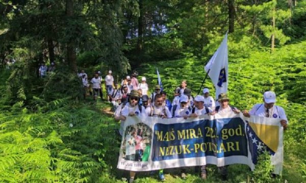 Srebrenitsalı şehitlerin anısına Barış Yürüyüşü