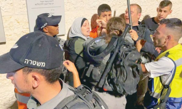 Arefe günü de Aksa’yı bastılar: Onlarca asker bir kadına saldırdı