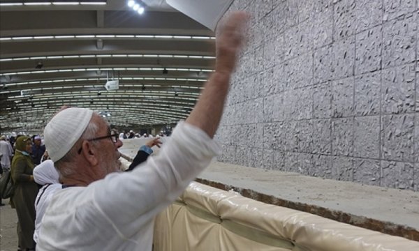 Hacı adayları şeytan taşladı