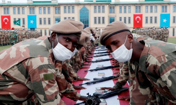 Türkiye'nin eğittiği Somalili bir grup asker göreve başladı