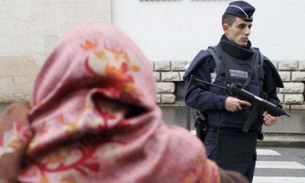 Fransa'da ibadethanelerin kapatılmasının önünü açan yasa onaylandı
