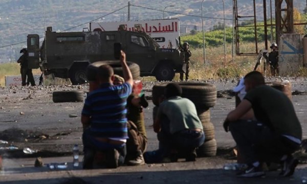 Irkçı İsrail askerleri bir Filistinliyi vurdu