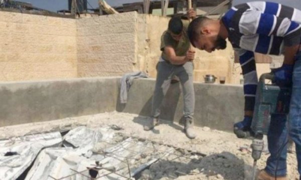 İsrail, Filistinli aileleri kendi elleriyle evlerini yıkmaya zorluyor