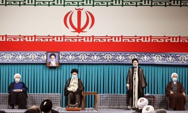 İmam Hamanei'den Cumhurbaşkanı Reisi'ye: Yolsuzlukla durmadan mücadele ediniz