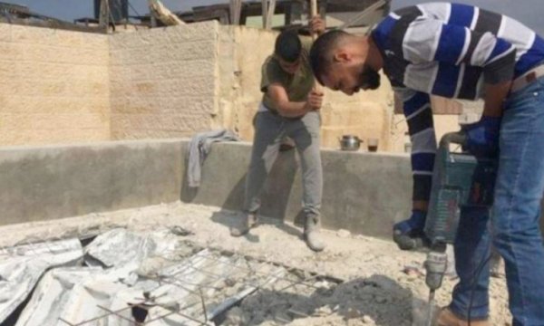 İşgalci İsrail Filistinlilerin kendi evlerini zorla yıktırmaya devam ediyor
