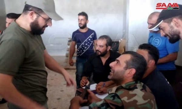 Militanlar Suriye ordusuna silahlarını teslim ediyor