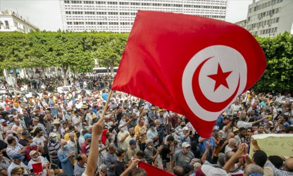 Tunus'ta Cumhurbaşkanı Said'in 'olağanüstü kararları' protesto edildi
