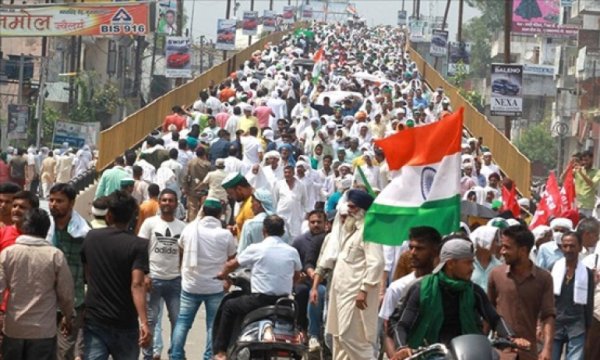 Hindistan'da binlerce çiftçi sokağa döküldü