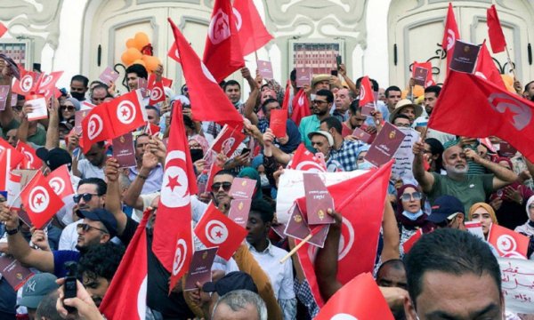 Tunus'ta binlerce kişi Cumhurbaşkanı Said'e karşı yürüdü
