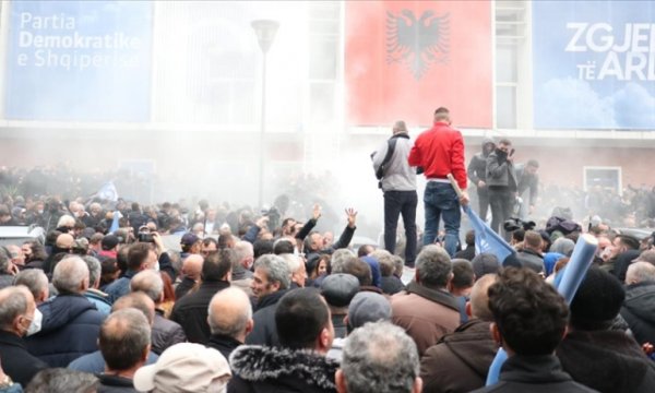 Arnavutluk'taki protestolarda gerginlik