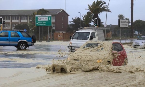 Güney Afrika şiddetli fırtınalara tutuldu: 24 ölü