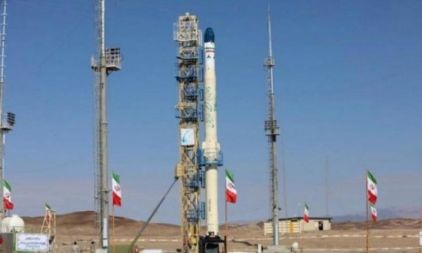 İran ilk katı yakıtlı uzay roketini test etti