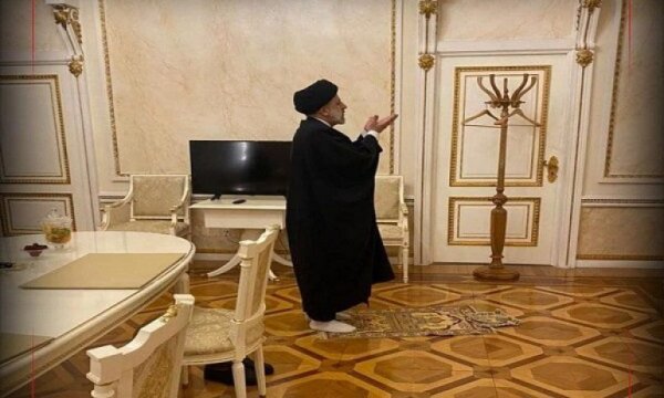 Cumhurbaşkanı Reisi Kremlin Sarayı'nda namaz kıldı