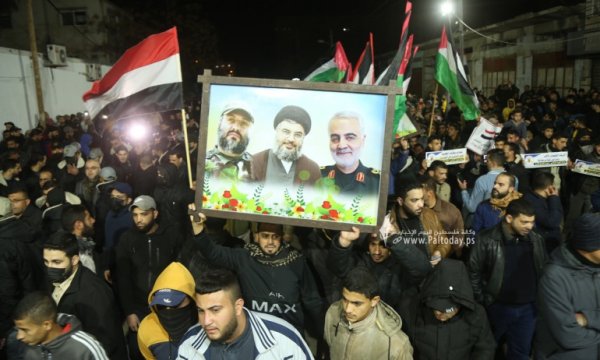 Gazzeliler Şehit Süleymani ve El-Husi posterleri açıp Arap koalisyonunu lanetledi
