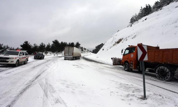 Kar esareti sürüyor! Karayollarında son durum ne?