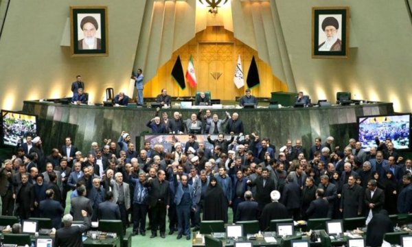İran Meclisi'nde "ABD'ye ölüm" sloganı yükseldi