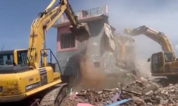 Hindistan yönetiminin İslam karşıtlığı İsrail'i aratmıyor: Hindularla tartışan Müslümanların evleri yıkıldı
